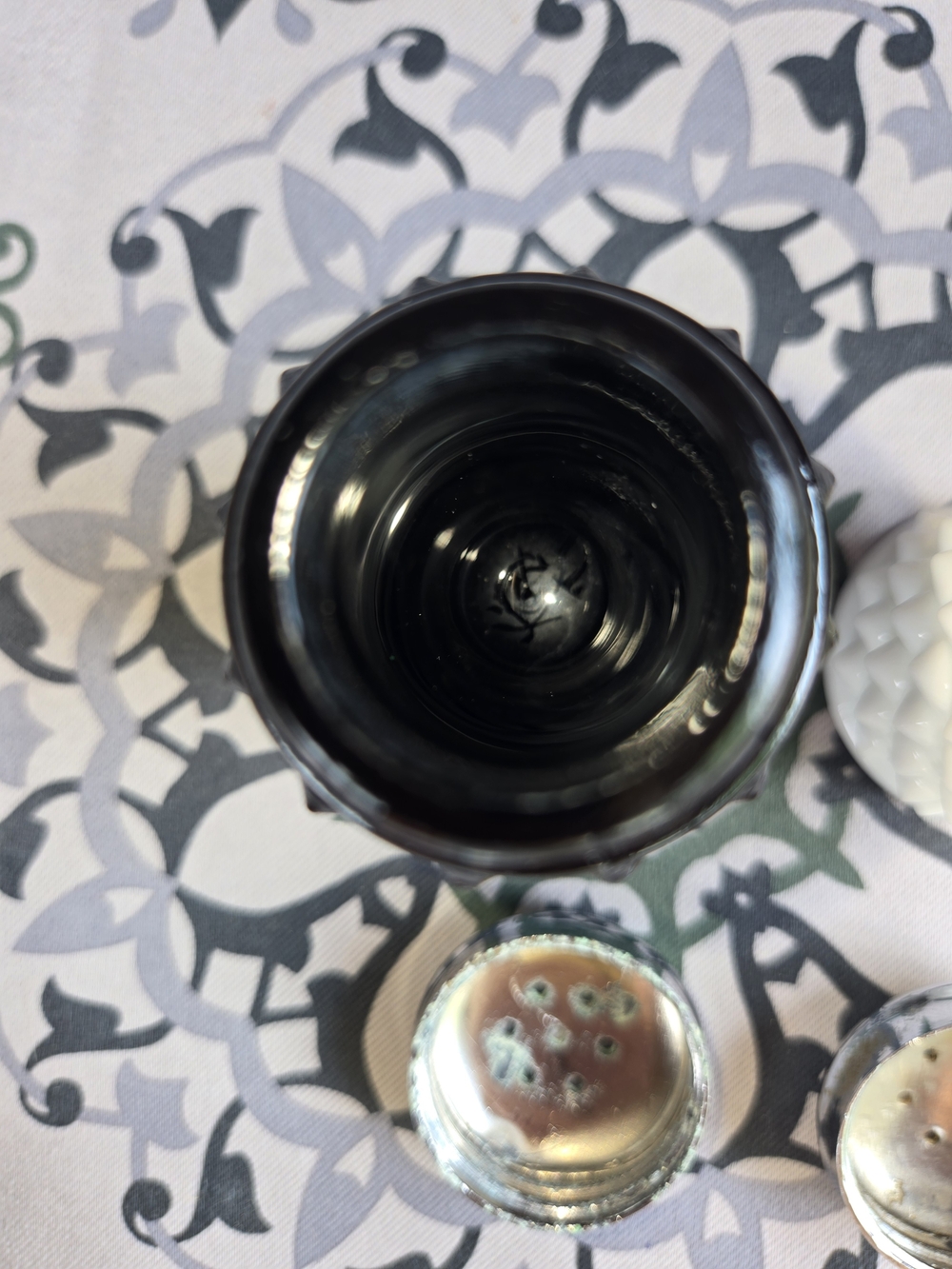 Fenton Set of Black and White Hobnail Salt & Pepper Shakers - Vintage Spiky - Picture 9 of 10